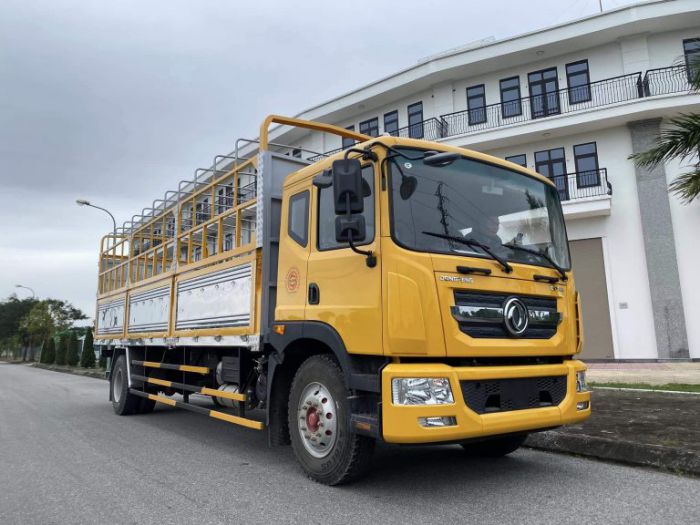 XE TAI DONGFENG D12 khung mui 9.600x2.370x815/2.150 mm, thùng mở cánh dơi có ty đẩy , tải trọng 8.250kg hoặc 9.600kgm, tải trọng 7.850kg động cơ Cumins 5.9 ISB180