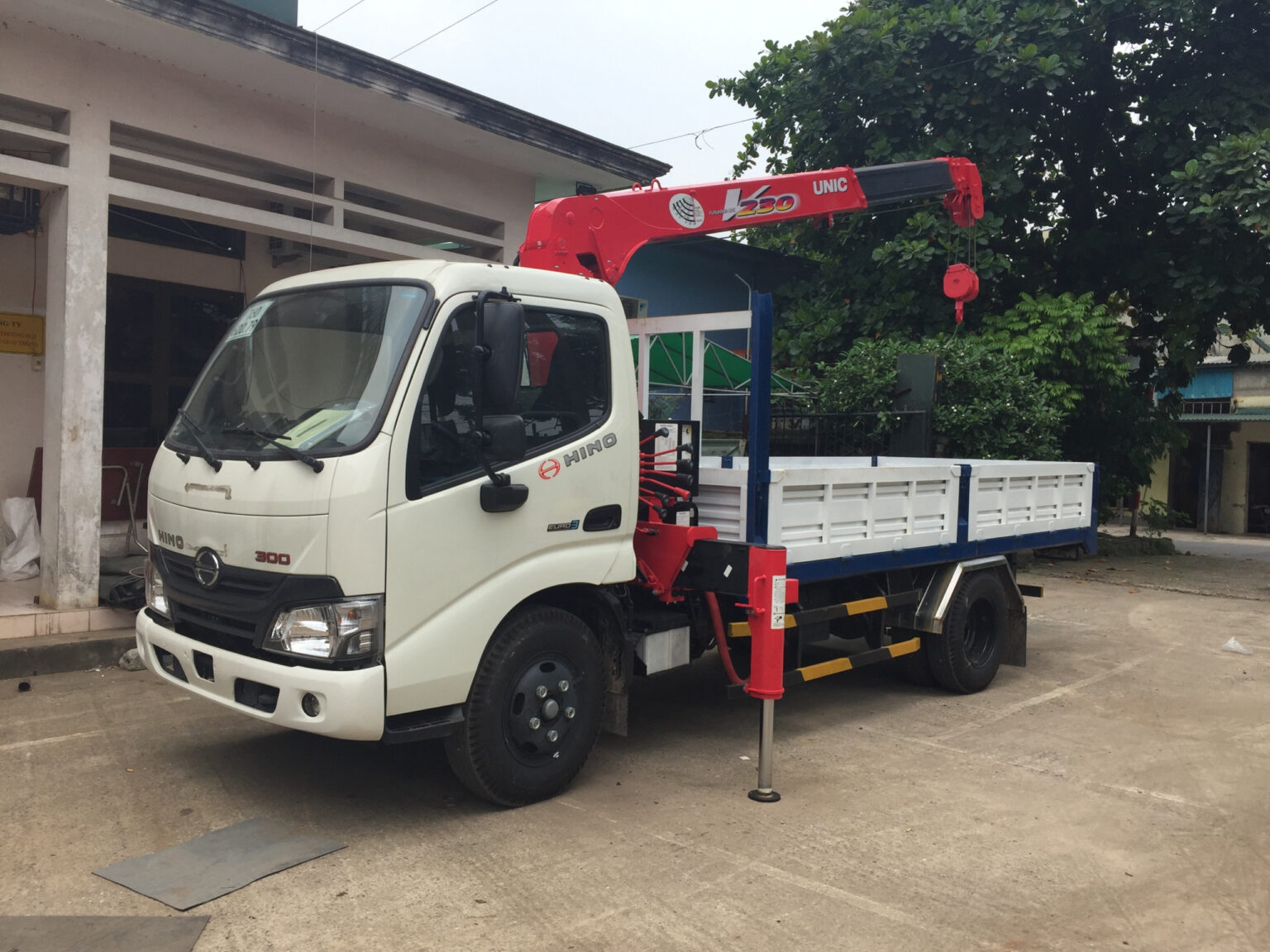 xe tải gắn cẩu unic 234 hino 1t9 xzu650l