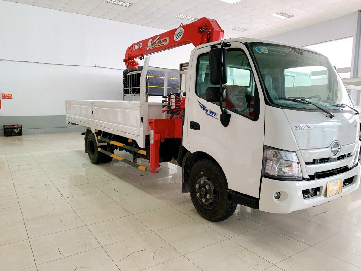 xe tải thùng lửng gắn cẩu hino xzu720l tải trọng 3 tấn (2800kg) cần cẩu unic 340 4 khúc